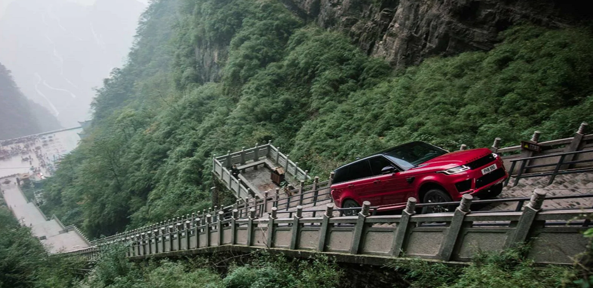 Hvem er sejest: Range Rover på en trappe eller Audi på et skihop?