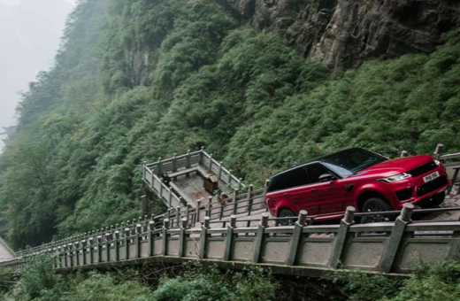 Hvem er sejest: Range Rover på en trappe eller Audi på et skihop?