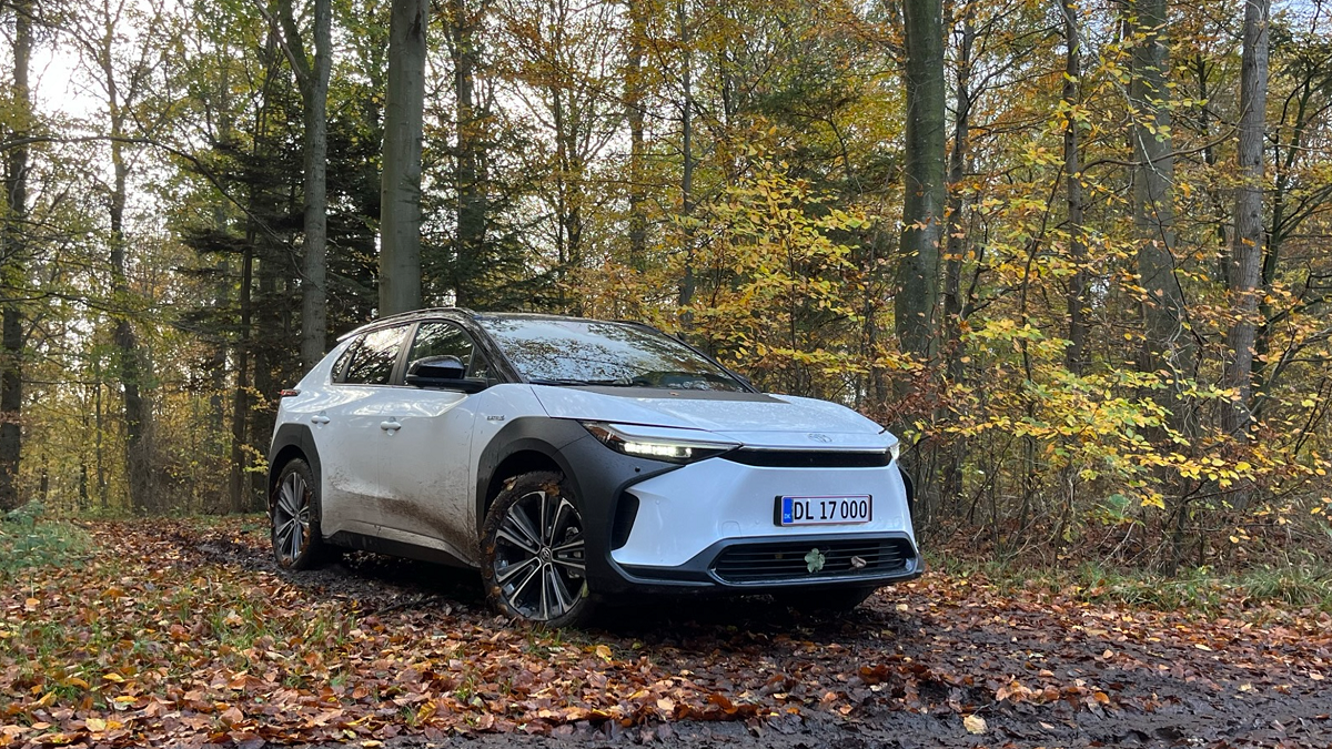 Elektrisk Toyota BZ4X med offroad-evner