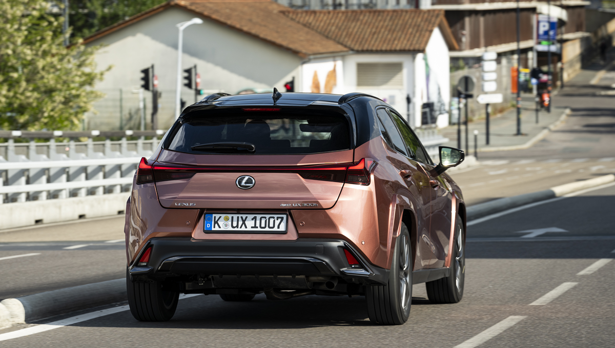 Opgraderet Lexus UX 300h får flere kræfter