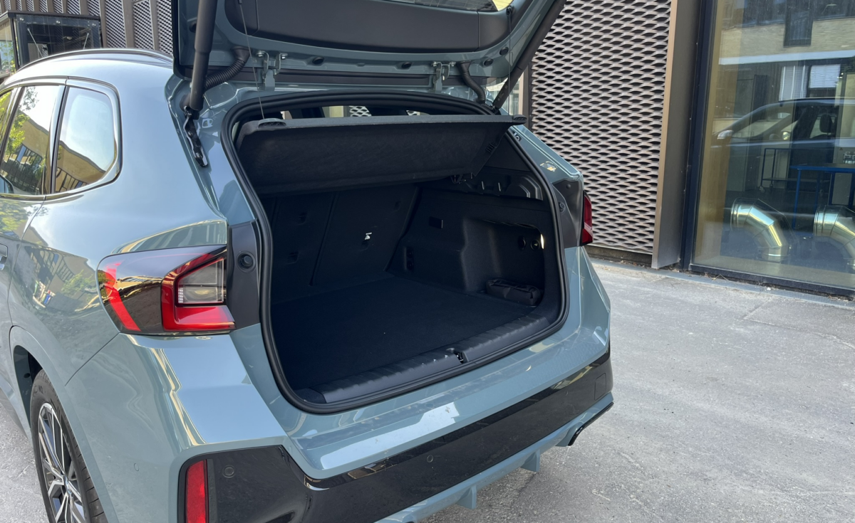 BMW iX1 baggagerum