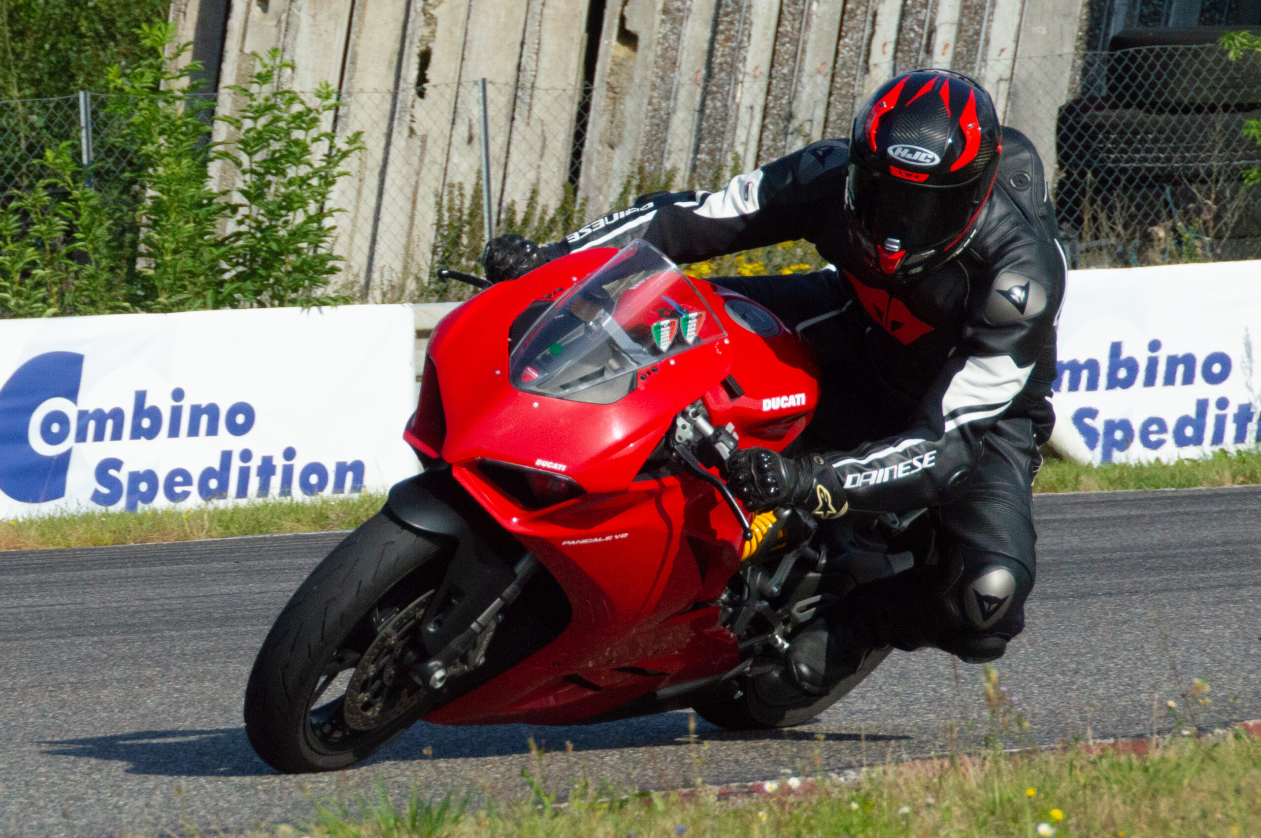 Sådan forbereder du dig til din første (eller næste) track day på motorcykel