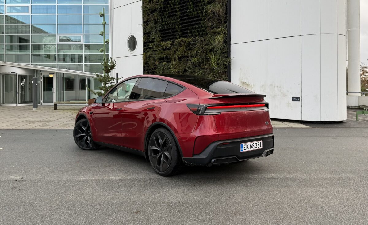 Test af Tesla Model Y Performance: Hurtigere, mere effektiv og stadig teknologisk blæret