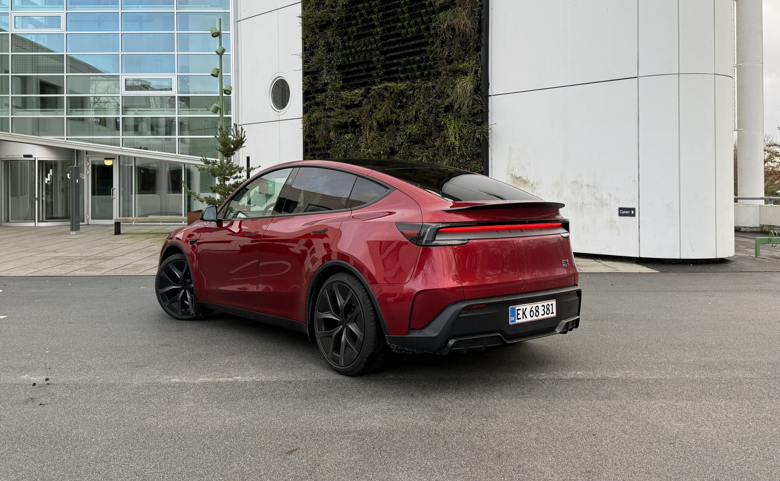 Test af Tesla Model Y Performance: Hurtigere, mere effektiv og stadig teknologisk blæret
