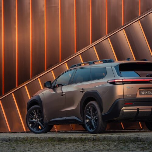 Rummelig Toyota bZ4X Touring fra 349.990 kr.