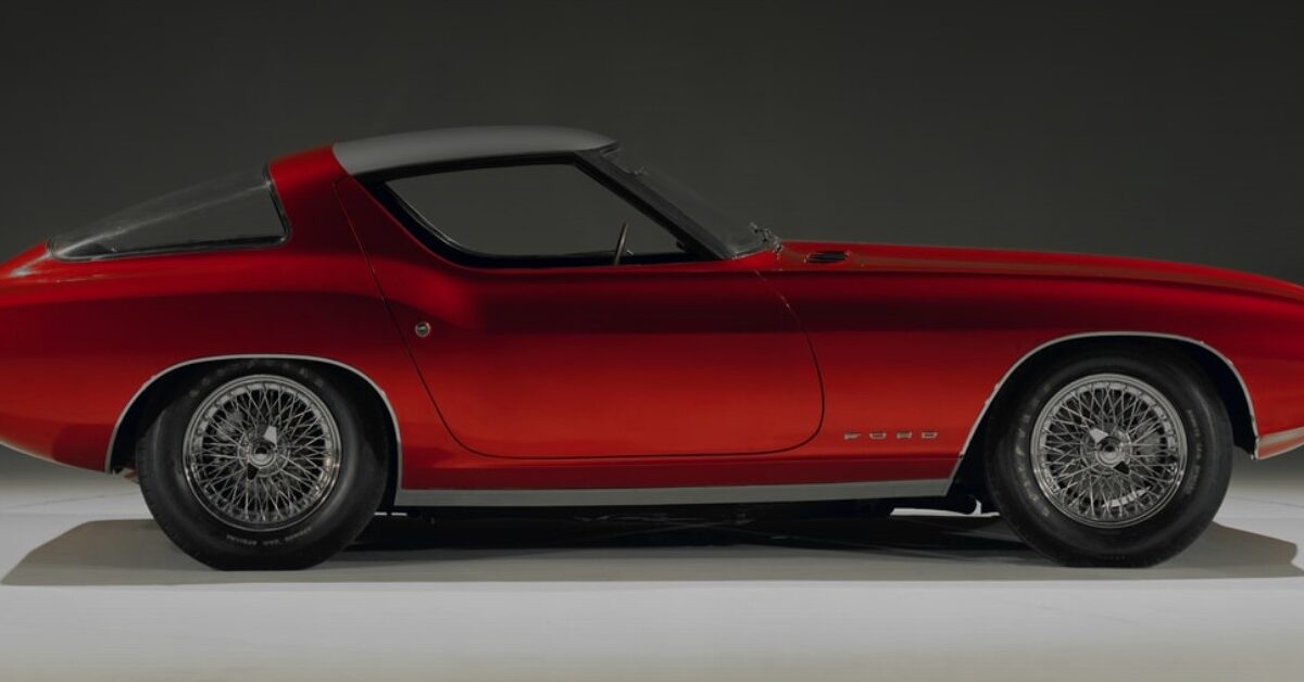 Kom med på en digital tidsrejse med Ford