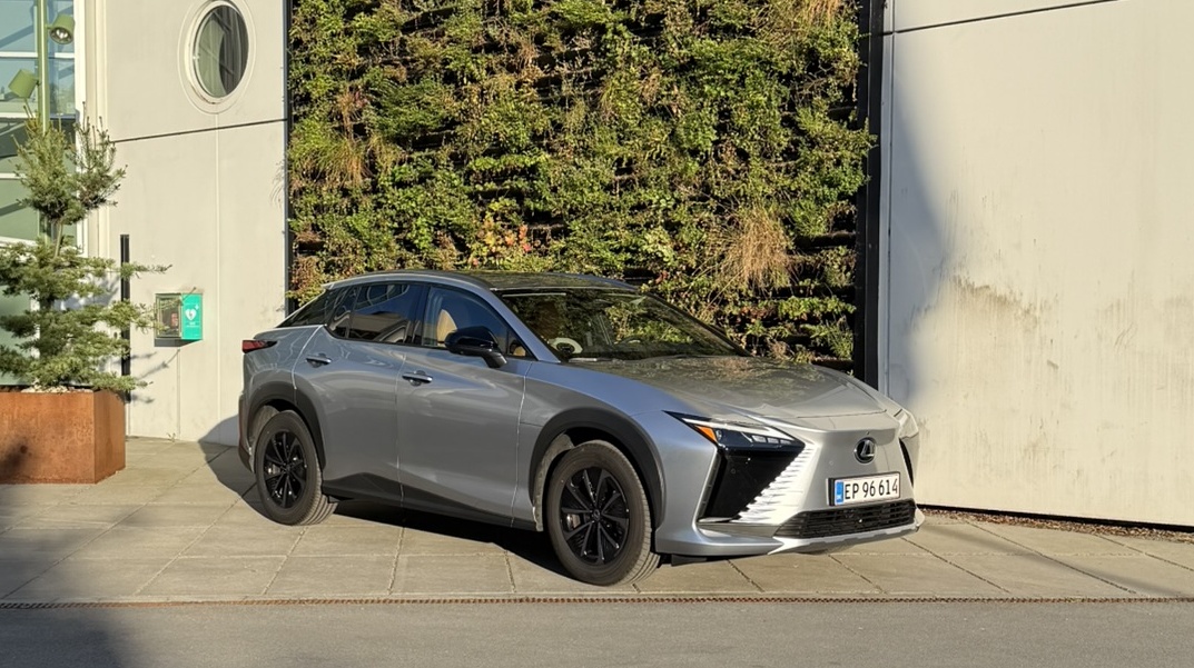 Test: Lexus RZ 350e – her forstår man pludselig, at der stadig er forskel på elbiler
