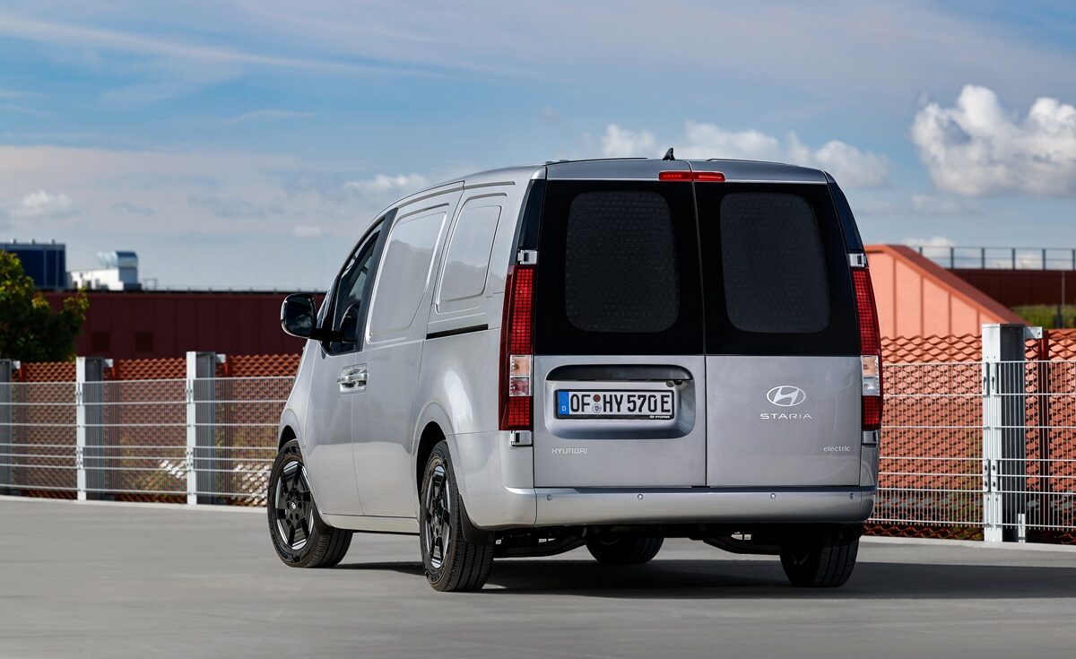 Hyundai STARIA Cargo: Elektrisk varebil med 800 volt og plads til tunge opgaver